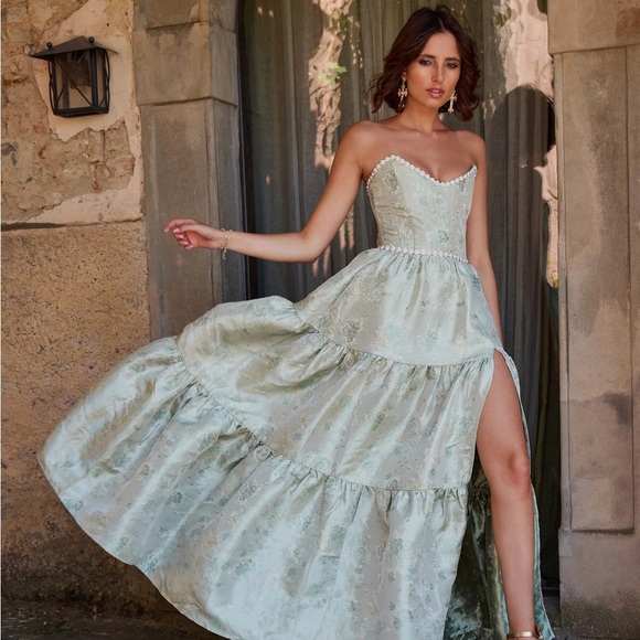 Elegant Green Strapless Dress - Picture 2 of 6